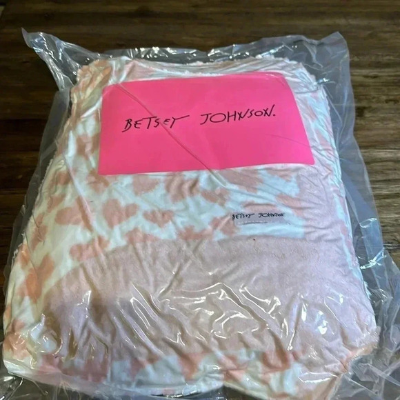 NWT Betsey Johnson Ombre In The Hearts Sherpa Reversible Throw Blanket 50X60 - Picture 1 of 4